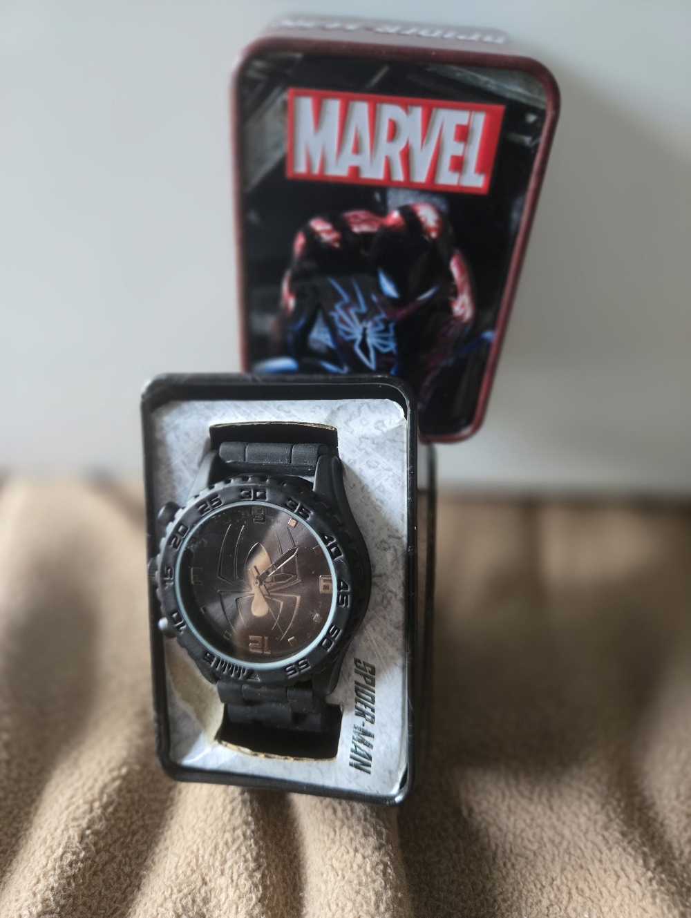 Spiderman Marvel Black Silver Face Analog Watch W/Collectible Tin NEW Not Tested